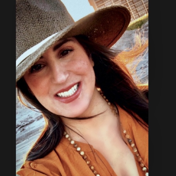 Meet your Posher, Sylvie - Picture 3 of 3